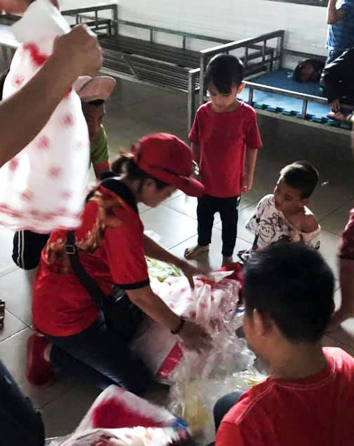 Các mạnh thường quân đến hỗ trợ quà cho các cháu mồ côi, khuyết tật tại Cơ sở
