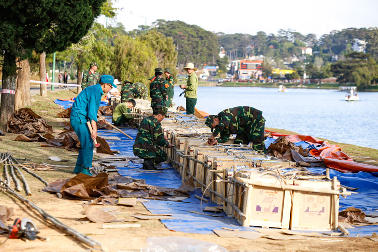 Tết Canh Tý năm 2020, UBND tỉnh Lâm Đồng tổ chức bắn pháo hoa tại 5 điểm trong đêm giao thừa tại 4 địa phương, gồm Đà Lạt 2 điểm bắn tại hồ Xuân Hương, TP Bảo Lộc 1 điểm bắn tại hồ Đồng Nai, huyện Di Linh 1 điểm bắn tại Khuôn viên khu Trung tâm Hành chính) và huyện Đức Trọng 1 điểm bắn tại Sân vận động - Trung tâm Văn hóa Thông tin và Thể thao. Kinh phí bắn pháo hoa hoàn toàn vận động từ nguồn xã hội hóa