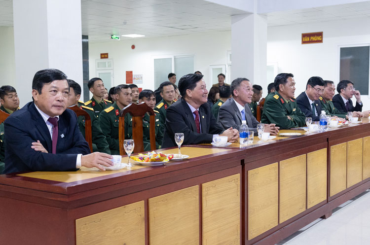 Lãnh đạo tỉnh thăm và chúc tết cán bộ, chiến sỹ Bộ CHQS tỉnh