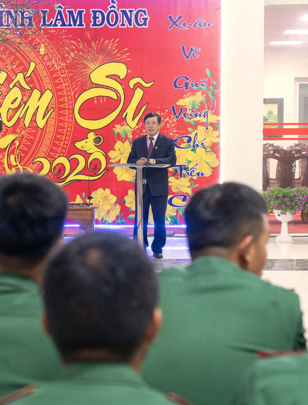 Đồng chí Chủ tịch UBND tỉnh chúc tết và giao nhiệm vụ cho cán bộ, chiến sỹ Bộ CHQS tỉnh