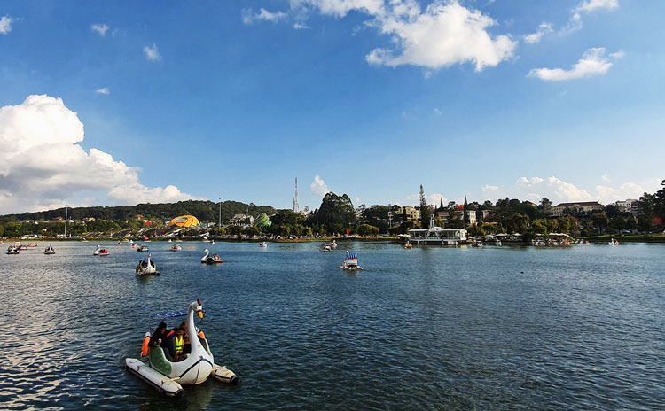 Du khách tham quan Đà Lạt