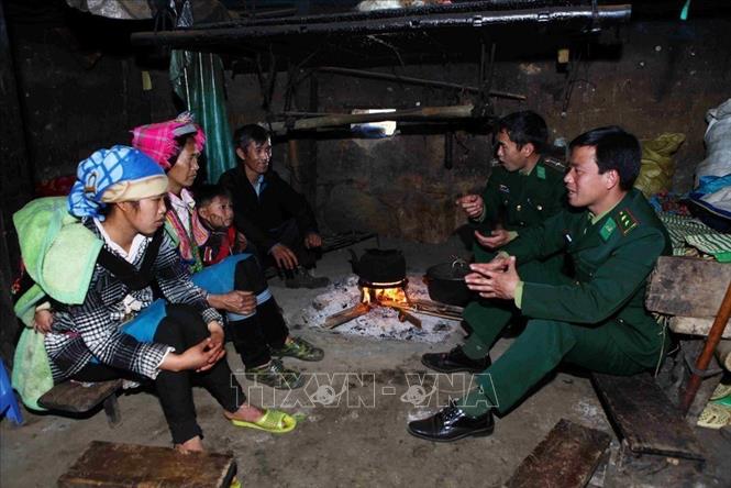 Bộ đội Biên phòng đồn Vàng Ma Chải, huyện Phong Thổ, tỉnh Lai Châu tuyên truyền chính sách của Đảng, pháp luật của Nhà nước tới gia đình đồng bào dân tộc ở bản Chung Chải, xã Pa Vây Sử, huyện Phong Thổ