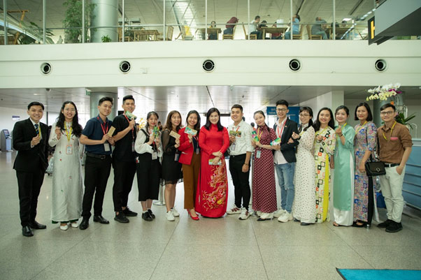 Lãnh đạo Vietjet tặng quà những hành khách đầu tiên của năm mới