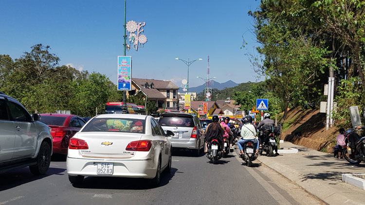 Dòng xe lưu thông khó khăn trên đèo Prenn lúc 12h trưa nay