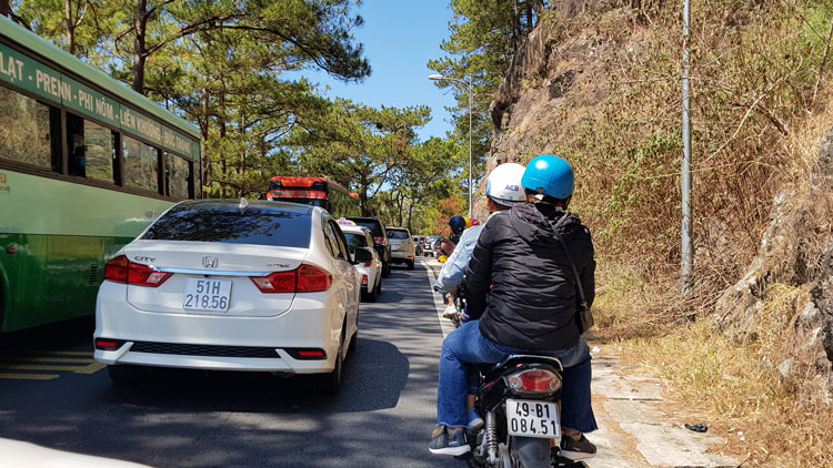 Dòng xe lưu thông khó khăn trên đèo Prenn lúc 12h trưa nay