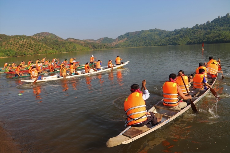 Hàng ngàn người dân đến xem hội đua thuyền Đạ Tẻh