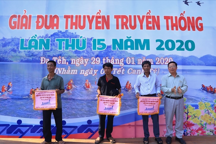  Trao giải khuyến khích cho các đội