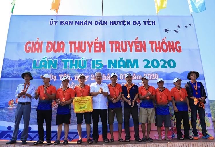 Trao giải ba cho đội xã Quốc Oai