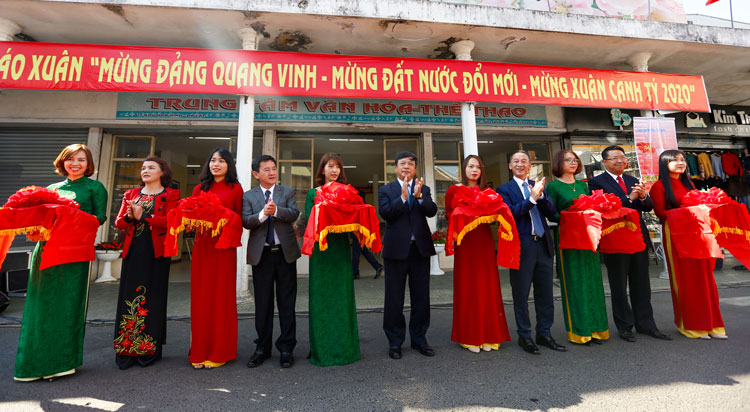 Triển lãm ảnh &quot;Đảng Cộng sản Việt Nam - 90 năm một chặng đường lịch sử vẻ vang&quot;