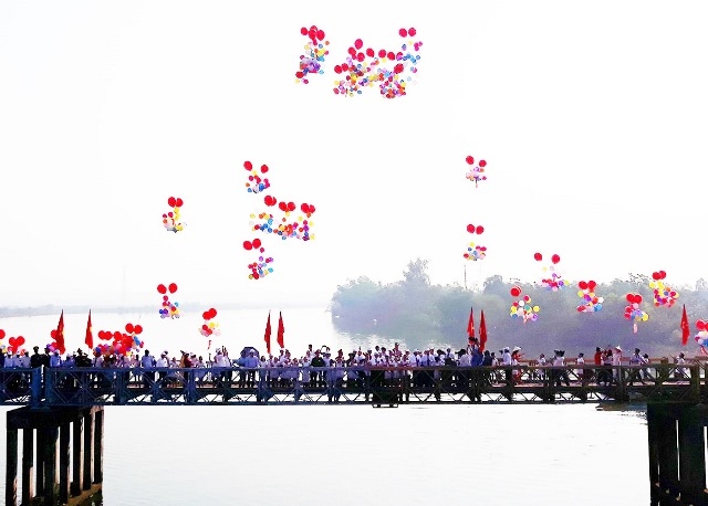 Thả bóng bay trên cầu Hiền Lương trong Ngày hội thống nhất non sông