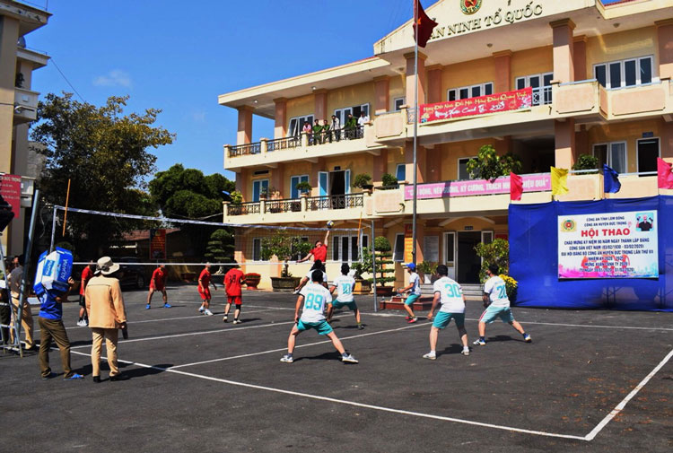 Các đội tranh tài quyết liệt ở các môn thi đấu