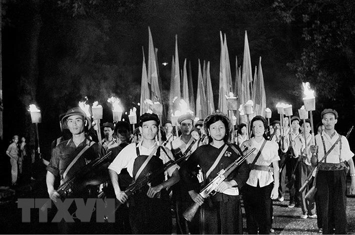 Tháng 5/1964, phong trào thanh niên 'Ba sẵn sàng' (Sẵn sàng chiến đấu; Sẵn sàng nhập ngũ; Sẵn sàng đi bất cứ nơi nào Tổ quốc cần), xuất phát từ Trường Đại học Sư phạm Hà Nội, đã trở thành một cuộc vận động có sức lôi cuốn mạnh mẽ, rộng khắp của tuổi trẻ Thủ đô, sau đó trở thành phong trào sâu rộng của tuổi trẻ miền Bắc, góp phần quan trọng vào thắng lợi của cuộc kháng chiến chống Mỹ, cứu nước.