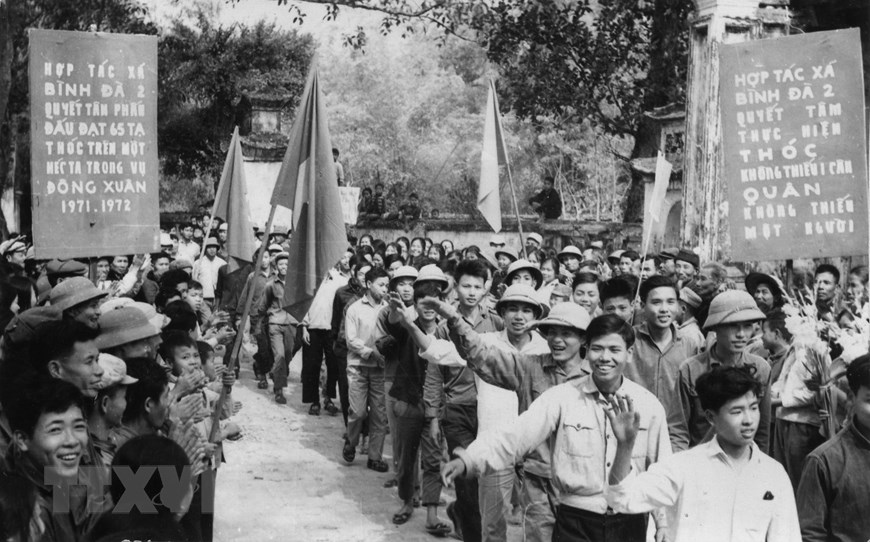 Hưởng ứng phong trào Thanh niên 'Ba sẵn sàng', thanh niên Hà Tây nô nức lên đường chiến đấu (tháng 8/1964), sau khi Mỹ mở rộng đánh phá bằng không quân ra miền Bắc trong kháng chiến chống Mỹ, cứu nước.