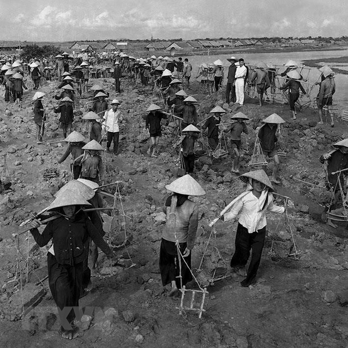 Phong trào thi đua yêu nước phát triển sôi nổi, rông khắp trên phạm vi cả nước. Trong ảnh: Thi đua lao động sản xuất trên công trình Đại thuỷ nông Bắc – Hưng - Hải, một trong những ngọn cờ thi đua trong thời kì xây dựng chủ nghĩa xã hội ở miền Bắc. 
