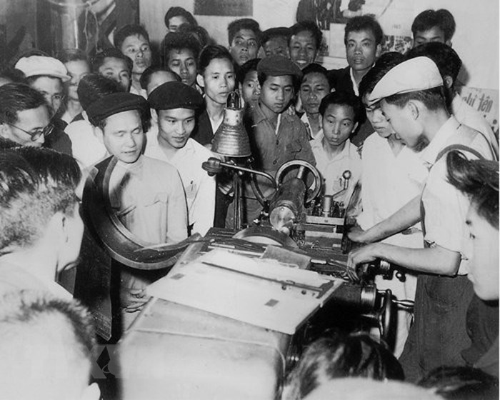 Trong công nghiệp và thủ công nghiệp có phong trào 'Sóng Duyên Hải' bắt đầu từ Nhà máy cơ khí Duyên Hải (Hải Phòng) với phong trào 'Người người thao diễn, ngành ngành thao diễn, đứng máy nào thao diễn máy ấy, dùng dụng cụ nào thao diễn dụng cụ ấy, sản xuất mặt hàng nào thao diễn mặt hàng ấy'. Trong ảnh: Một buổi thao diễn kỹ thuật của công nhân nhà máy cơ khí Duyên Hải, Hải Phòng - lá cờ đầu của ngành công nghiệp miền Bắc đầu những năm 60, thế kỷ XX.