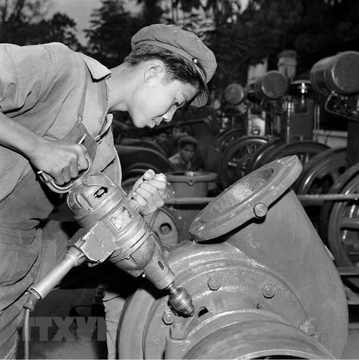 Trong công nghiệp và thủ công nghiệp có phong trào 'Sóng Duyên Hải', bắt đầu từ Nhà máy cơ khí Duyên Hải (Hải Phòng) với phong trào 'Người người thao diễn, ngành ngành thao diễn, đứng máy nào thao diễn máy ấy, dùng dụng cụ nào thao diễn dụng cụ ấy, sản xuất mặt hàng nào thao diễn mặt hàng ấy'. 