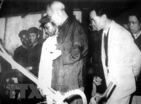 Trong thủ công nghiệp nổi lên đơn vị lá cờ đầu là hợp tác xã Thành Công (Thanh Hóa) hoàn thành kế hoạch 5 năm trước thời hạn. Trong ảnh: Chủ tịch Hồ Chí Minh thăm HTX Cơ khí Thành Công.
