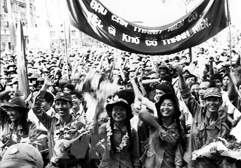 Trong thanh niên, ngày 9/8/1964, Trường Đại học sư phạm Hà Nội phát động phong trào 'Ba sẵn sàng' với khẩu hiệu: Sẵn sàng chiến đấu và gia nhập lực lượng vũ trang; Sẵn sàng học tập và lao động xây dựng cuộc sống mới; Sẵn sàng đi tới nơi nào mà Tổ quốc cần đến. Trong ảnh: Thanh niên miền Bắc sôi nổi hưởng ứng phong trào Ba sẵn sàng. 