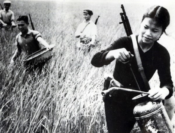 Tháng 11/1965, Tỉnh ủy Quảng Bình phát động phong trào thi đua 'Hai giỏi’(chiến đấu giỏi, sản xuất giỏi) nhằm động viên toàn quân, toàn dân trong tỉnh giương cao ngọn cờ thi đua 'Quyết tâm đánh thắng giặc Mỹ xâm lược'. 'Hai giỏi' trở thành phong trào quần chúng thi đua lập công trên mặt trận chiến đấu và lao động sản xuất của quân và dân Quảng Bình trong suốt kháng chiến chống Mỹ giai đoạn 1965-1975.