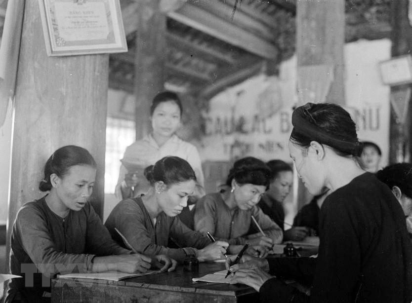 Tháng 3/1965, Trung ương Hội Liên hiệp phụ nữ Việt Nam phát động phong trào 'Ba đảm đang,' 'Xây dựng gia đình vẻ vang,' 'Hội mẹ chiến sĩ'… Trong ảnh: Hợp tác xã Kiều Mai, xã Phú Diễn, huyện Từ Liêm (Hà Nội) mở lớp học văn hóa để nâng cao trình độ văn hóa cho phụ nữ (1967). 