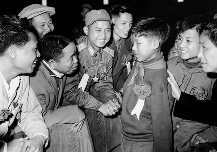 Em Hoa Xuân Tứ, học sinh lớp 6 (Nghệ An), cụt cả hai tay vẫn nỗ lực học tập trở thành “Cháu ngoan Bác Hồ” và kiện tướng về thể dục tại Đại hội anh hùng, chiến sỹ thi đua toàn quốc lần thứ IV (tháng 1/1967).