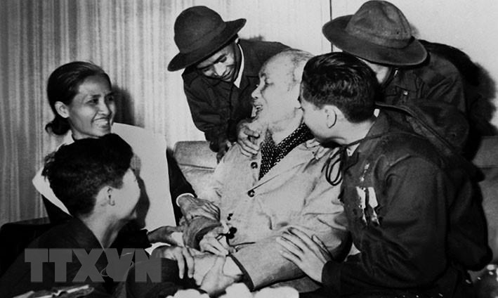 Chủ tịch Hồ Chí Minh với các Anh hùng, Dũng sĩ diệt Mỹ trong đoàn đại biểu Mặt trận Dân tộc Giải phóng miền Nam Việt Nam tại Phủ Chủ tịch, ngày 28/2/1969.