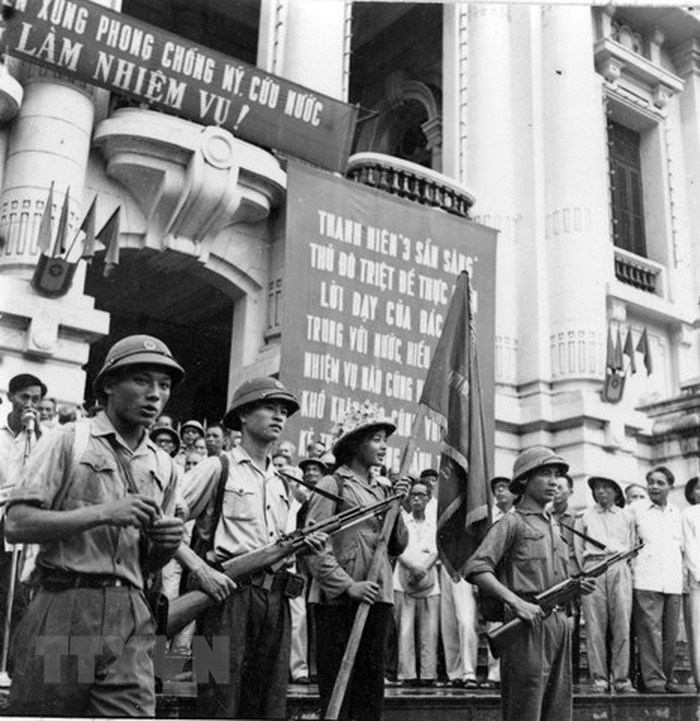 Trong thanh niên, ngày 9/8/1964, Trường Đại học sư phạm Hà Nội phát động phong trào 'Ba sẵn sàng' với khẩu hiệu: Sẵn sàng chiến đấu và gia nhập lực lượng vũ trang; Sẵn sàng học tập và lao động xây dựng cuộc sống mới; Sẵn sàng đi tới nơi nào mà Tổ quốc cần đến. Trong ảnh: Lễ xuất phát của đoàn thanh niên xung phong Hà Nội lên đường chống Mỹ, cứu nước, tổ chức ở Nhà hát Lớn Hà Nội, ngày 11/7/1969.