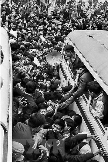 Trong thanh niên, ngày 9/8/1964, Trường Đại học sư phạm Hà Nội phát động phong trào “Ba sẵn sàng” với khẩu hiệu: Sẵn sàng chiến đấu và gia nhập lực lượng vũ trang; Sẵn sàng học tập và lao động xây dựng cuộc sống mới; Sẵn sàng đi tới nơi nào mà Tổ quốc cần đến. Trong ảnh: Sinh viên Đại học Tổng hợp Hà Nội nô nức xung phong lên đường nhập ngũ, năm 1971. 
