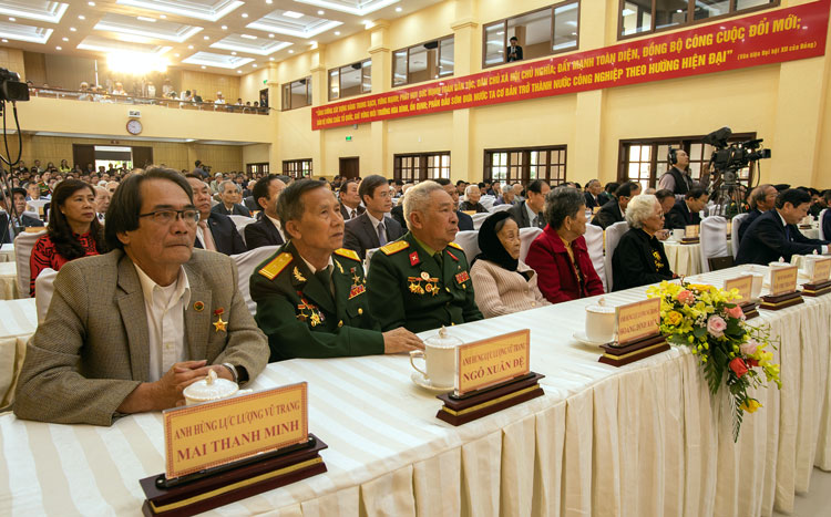 Mẹ Việt Nam Anh hùng và Anh hùng lực lượng vũ trang dự lễ kỷ niệm