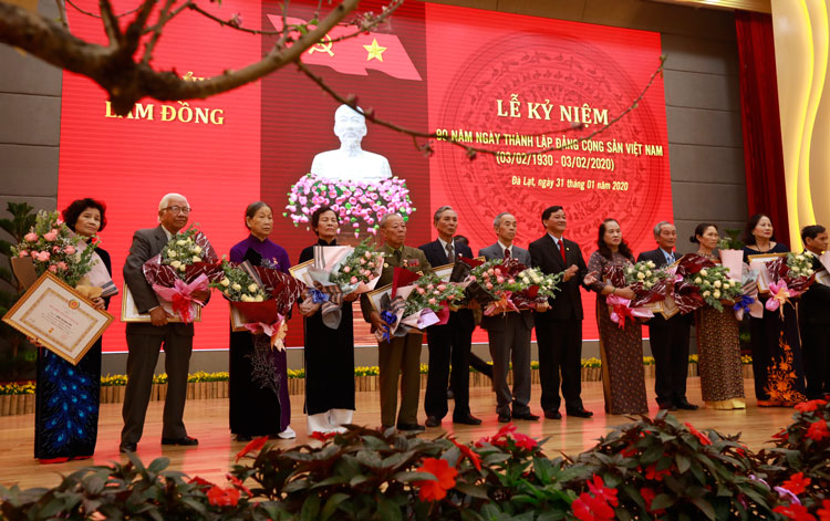 Đồng chí Trần Đức Quận - Phó Bí thư Thường trực Tỉnh ủy, Chủ tịch HĐND tỉnh trao Huy hiệu Đảng