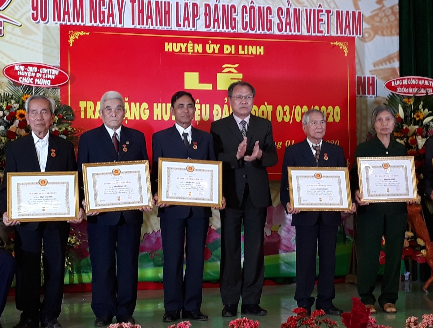 Huyện ủy Di Linh trao Huy hiệu Đảng cho 37 đảng viên