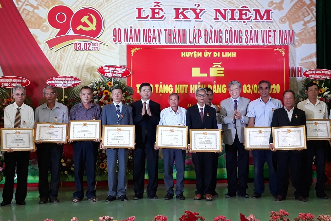 Đồng chí Vũ Đình Sơn – Phó Bí thư Huyện ủy và đồng chí Trần Đình Sỹ - Chủ tịch UBND huyện trao tặng cho các đảng viên Huy hiệu 50, 40 năm tuổi Đảng