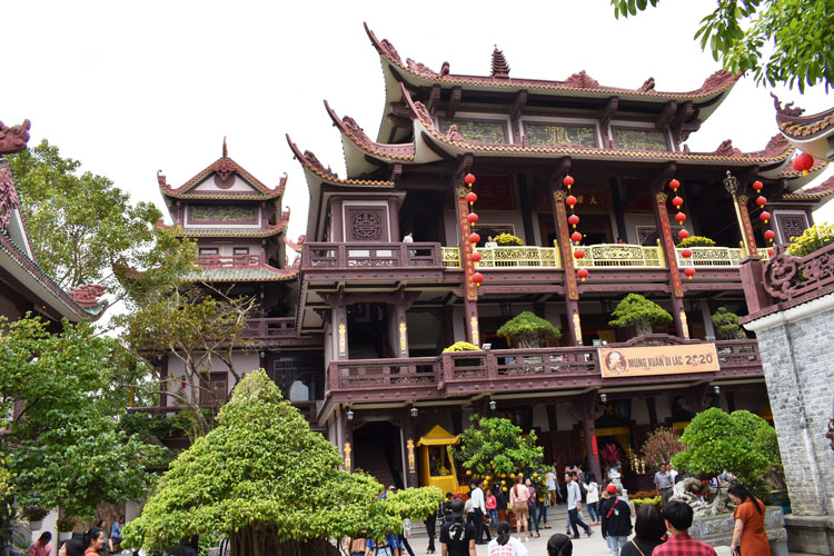 Kiến trúc tòa chánh điện có mái lợp hình vòng cung lên cao