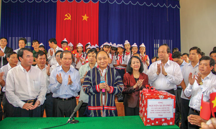 Thủ tướng Nguyễn Xuân Phúc và Bí thư Tỉnh ủy Lâm Đồng Nguyễn Xuân Tiến thăm, tặng quà cán bộ, Nhân dân xã N’Thol Hạ (Đức Trọng, Lâm Đồng). Ảnh: Thụy Trang