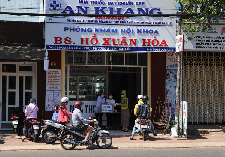 Các nhà thuốc tại Bảo Lộc phát 3.000 khẩu trang miễn phí phòng chống nCoV