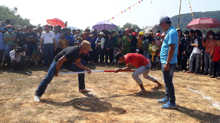 Thi đẩy gậy tại Lễ hội