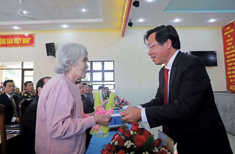 Bí thư Thành ủy Bảo Lộc tặng quà Mẹ Việt Nam anh hùng Nguyễn Thị Huệ (Phường 1). Ảnh: Đông Anh