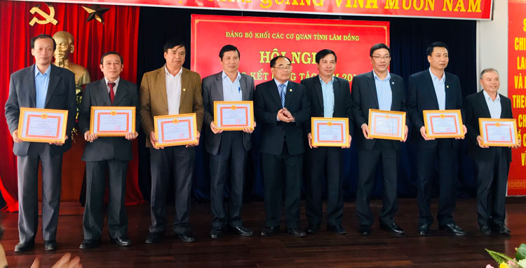 Đảng ủy Khối Các cơ quan tỉnh trao Giấy khen cho Đảng bộ Cục Thuế tỉnh và các tổ chức cơ sở đảng đạt “Trong sạch vững mạnh tiêu biểu” năm 2019.