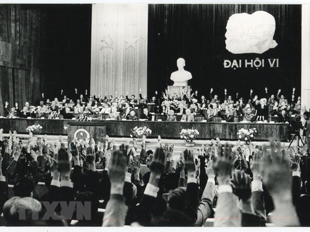 Đại hội VII của Đảng (tháng 6/1991) khẳng định tiếp tục đổi mới đồng bộ, triệt để trên các lĩnh vực với những bước đi, cách làm phù hợp và giữ vững định hướng xã hội chủ nghĩa. Các nghị quyết của Đảng từ Đại hội VIII đến nay tiếp tục khẳng định sự kiên định, kiên trì thực hiện đường lối đổi mới đất nước và hội nhập quốc tế