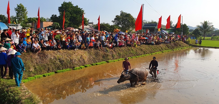 Nghi thức xuống đồng tại Lễ hội Lồng Tồng xã An Nhơn, huyện Đạ Tẻh sáng 2/2