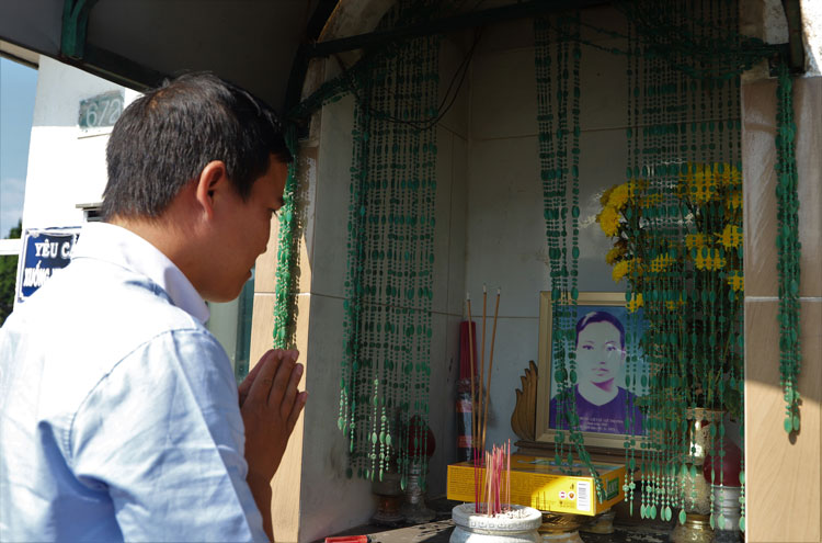 Anh Nguyễn Văn Định - Bí thư Đoàn Thanh niên xã Đại Lào (TP Bảo Lộc) kính cẩn thắp nén hương tưởng nhớ nữ Anh hùng liệt sỹ Lê Thị Pha. Ảnh: K.Phúc