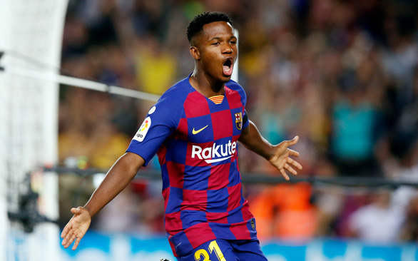 Messi kiến tạo cho 'thần đồng' Ansu Fati lập cú đúp giúp Barca bám đuổi Real Madrid
