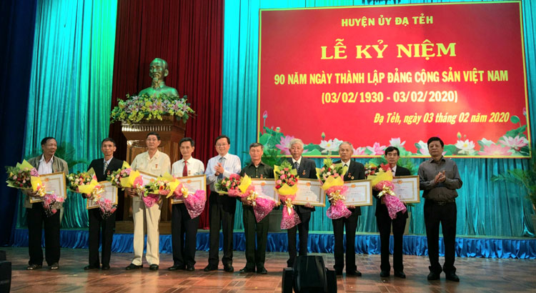 Trao Huy hiệu Đảng cho các đảng viên đợt 3/2/2020