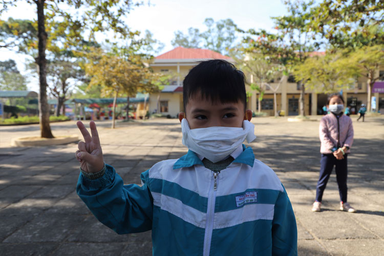 Do thiếu khẩu trang, nhiều học sinh được bố mẹ