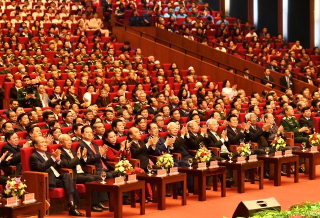 Các đồng chí lãnh đạo, nguyên lãnh đạo Đảng, Nhà nước và đông đảo các tầng lớp nhân dân dự lễ kỷ niệm