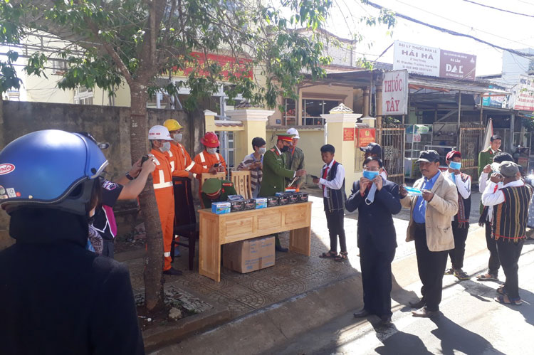 Trao trên 10 ngàn khẩu trang y tế miển phí cho học sinh vùng đồng bào dân tộc ít người