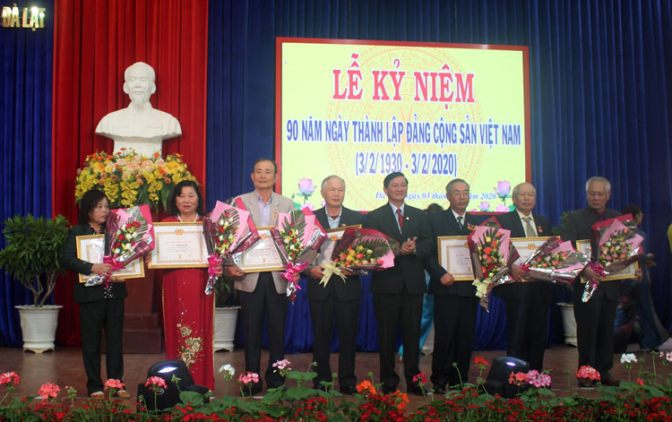 Đồng chí Huỳnh Thị Thanh Xuân, Bí thư Thành ủy - Chủ tịch HĐND thành phố Đà Lạt đọc diễn văn ôn lại truyền thống 90 năm thành lập Đảng Cộng sản Việt Nam