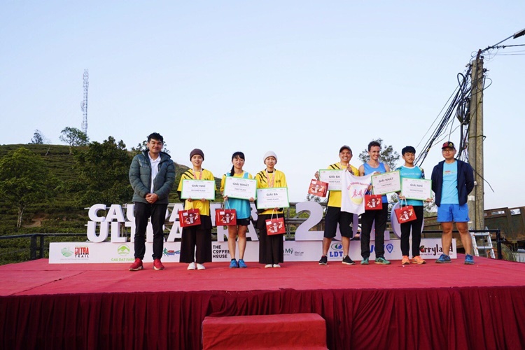 Trao giải cho các VĐV trong cự ly 5 km nhóm tuổi trên 16