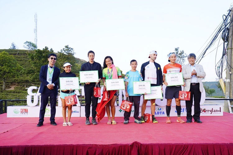 Các VĐV dẫn đầu trong cự ly 55 km