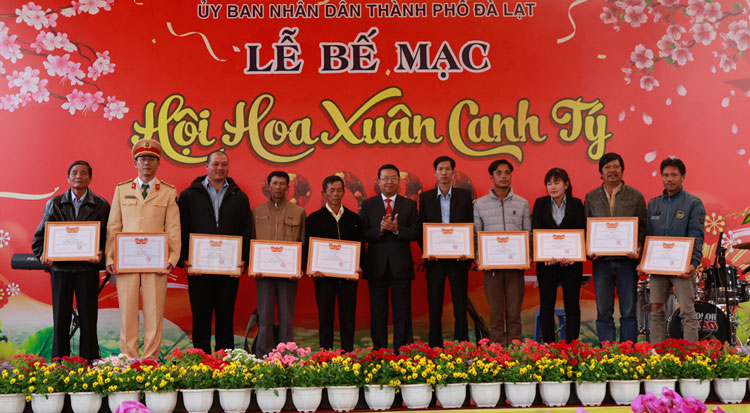 Chủ tịch UBND thành phố Đà Lạt Tôn Thiện San trao giấy khen cho các tập thể có thành tích tại Hội Hoa Xuân